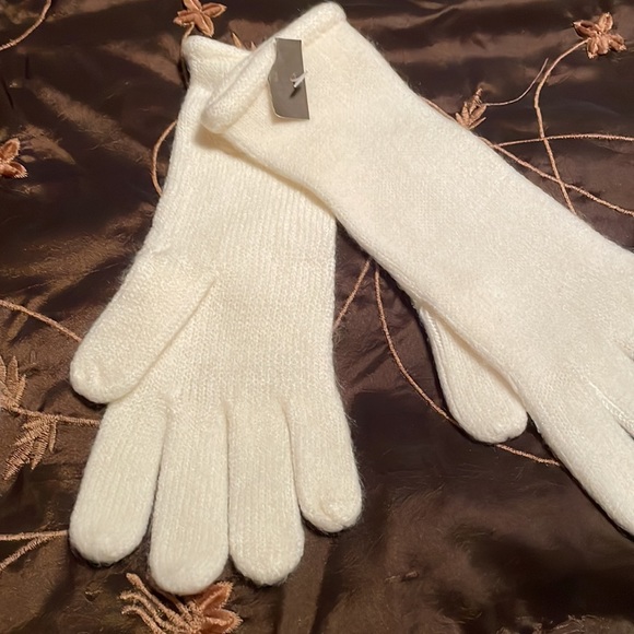 Brand New. Ivory hat and gloves set - Picture 2 of 3